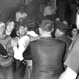 Una multitud intenta impedir los arrestos policiales en exterior del bar 'Stonewall' en Greenwich Village, Nueva York, el 28 de junio de 1969.