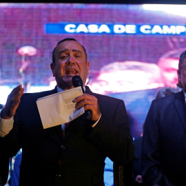 El presidente electo de Guatemala, Alejandro Giammattei, celebra con sus seguidores los resultados de las elecciones de este fin de semana. REUTERS/Jose Cabezas