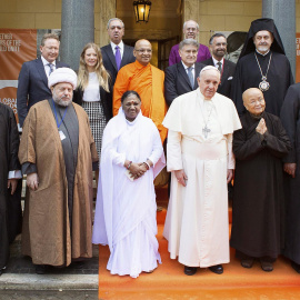 El papa Francisco con representantes de otras religiones.