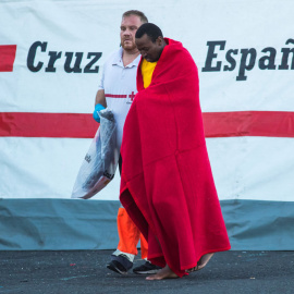  Un migrante rescatado en el Océano Atlántico, tras en el puerto de Arguineguín, en la isla de Gran Canaria, tras ser rescatado. REUTERS / Borja Suarez