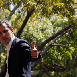 El autoproclamado presidente venezolano, Juan Guaidó, hace un gesto a sus seguidores en un mitin en Caracas. REUTERS/Carlos Garcia Rawlins