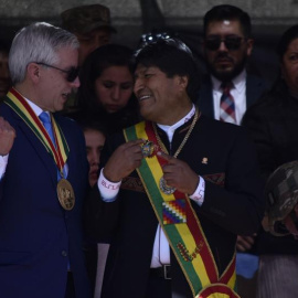 El presidente de Bolivia, Evo Morales, y el vicepresidente, Álvaro García Linera, en un acto por el 194 aniversario de las Fuerzas Armadas bolivianas, en El Alto (Bolivia). EFE/Stringer