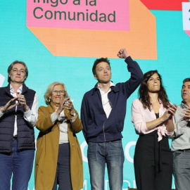 Los candidatos de Más Madrid al Ayuntamiento de la capital, Manuela Carmena (3i), y a la Comunidad, Íñigo Errejón (4i), entre otros, participan en un acto electoral. - EFE