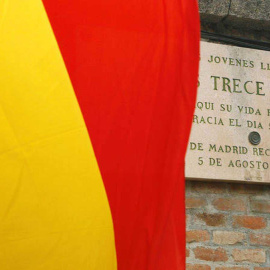 Una bandera republicana ondea junto a la placa que recuerda en el cementerio de la Almudena a las Trece Rosas. EFE/Paco Campos