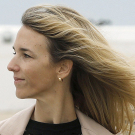 La cabeza de lista del PP al Congreso por Barcelona, Cayetana Alvarez de Toledo, en el paseo marítimo de Castelldefels, dentro de los actos de campaña electoral del 28-A. EFE/ Andreu Dalmau