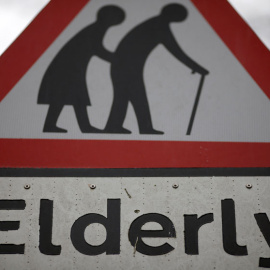 Señal de tráfico avisando de la cercanía de personas mayores, en norte de Inglaterra. REUTERS/Phil Noble