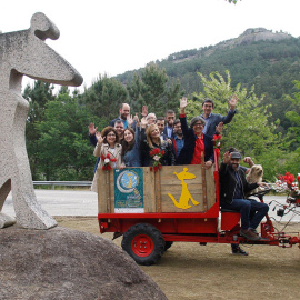 El director del Festival de Cans, Alfonso Pato, y los patrocinadores en el 'Chimpín', el transporte oficial del evento. EFE/Salvador Sas