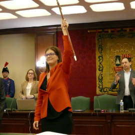 Noelia Posse sostiene el bastón de mando municipal tras ser investida alcaldesa de Móstoles. EFE
