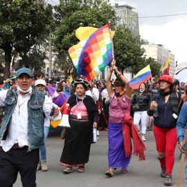 Indígenas y movimientos sociales protestan en Quito contra de los recortes decretados por el presidente de Ecuador, Lenin Moreno. EFE/ ROLANDO ENRÍQUEZ
