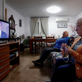 Dos mayores ven, en su domicilio de la localidad barcelonesa de Santa Margarita de Montbuy, el discurso extraordinario del rey Felipe VI, en un mensaje por televisión dirigido a los españoles en relación con la crisis del coronavirus. EFE/Susanna Sáez