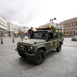 Un vehículo de la Unidad Militar de Emergencia, en la Puerta del Sol de Madrid, durante el estado de alarma. REUTERS/Juan Medina