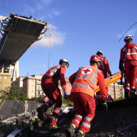  Trabajadores de la Cruz Roja de Italia buscan desaparecidos entre los escombros del puente Morandi en Génova, Italia. / EFE - OFICINA DE PRENSA DE LA CRUZ ROJA