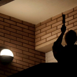  Una persona participa en su balcón en la cacerolada contra la Monarquía, por el escándalo de las cuentas de Juan Carlos I, mientras el rey Felipe VI pronuncia por televisión un discurso sobre la crisis del coronavirus. EFE/Toni Albir