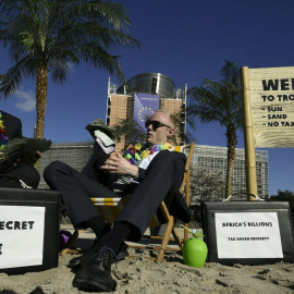 Activistas de Oxfam, en una 'performance' contra los paraísos fiscales delante de la sede de la Comisión Europea, en Bruselas. REUTERS