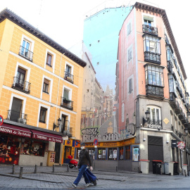 Una mujer con mascarilla y un carrito de la compra, por las calles del centro de Madrid. REUTERS/Sergio Perez