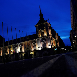 La Casa de la Villa y la calle Mayor de Madrid, desértica por el estado de alarma por la pandemia del coronavirus. REUTERS/Juan Medina