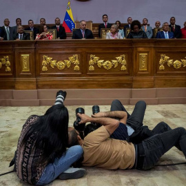 Fotógrafos capturan momentos de la rueda de prensa de Diosdado Cabello (c-arriba), jefe de la Asamblea Nacional Constituyente (ANC), este miércoles, en Caracas (Venezuela).. EFE/ Miguel Gutiérrez