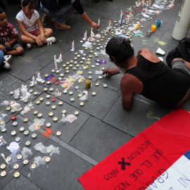 Velas en la calle colocadas por los manifestantes en Santiago de Chile. REUTERS/Ivan Alvarado