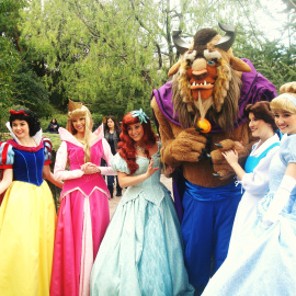 Actrices caracterizadas como princesas Disney en un parque temático. Foto: Wikipedia