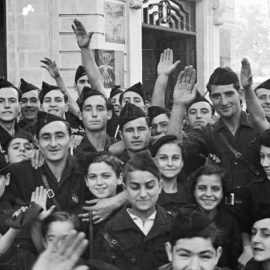 Chicas y chicos jóvenes con uniformes del bando franquista en Irún, en 1936.