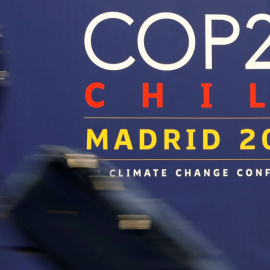 El logo de COP25 durante la Cumbre del Clima, en el recinto ferial Ifema, de Madrid. REUTERS/Nacho Doce