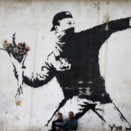 Pintura del artista callejero británico Banksy, en un muro cerca de Belén. AFP/Thomas Coex