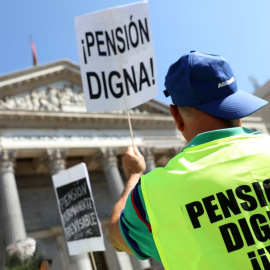 Un pensionista con una pancarta frente al Congreso, en una manifestación en septiembre de 2018. REUTERS/Sergio Pérez