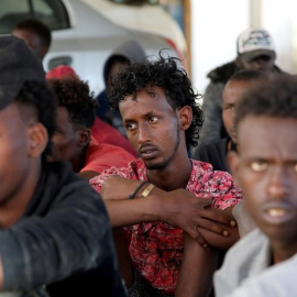 Un grupo de migrantes, tras ser rescatados por la guardia costera libia en Trípoli. REUTERS / Ismail Zitouny