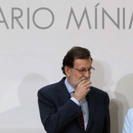 Mariano Rajoy con Fátima Bañez, en el acto de la firma con sindicatos y empresarios del acuerdo para la revalorización del SMI, en diciembre de 2016. EFE