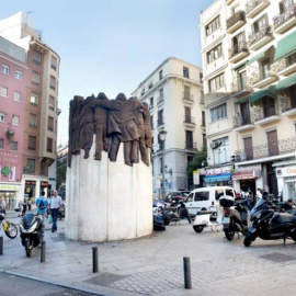 Vista del monumento en memoria de los abogados de Atocha, asesinados por un comando ultraderechista en 1977, situado en la madrileña plaza de Antón Martín. EFE