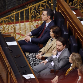 El presidente del Gobierno, Pedro Sánchez, y los vicepresidentes, Carmen Calvo, Pablo iglesias, Nadia Calviño y Teresa Ribera, en los bancos azukles del Congreso, durante la apertura solemne de la XIV legislatura que preside el rey. EFE/Ballesteros