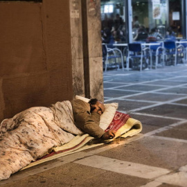 Una persona sin techo durmiendo en la calle. EFE