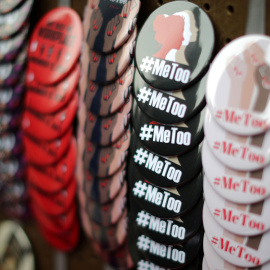 Chapas con el lema #MeToo, puestas a la venta en un puesto callejero durante una marcha de protesta contra el acoso sexual en Hollywood, en noviembre de 2017. REUTERS / Lucy Nicholson