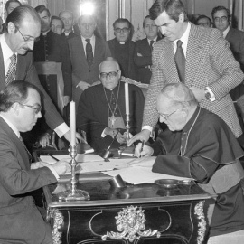 El entonces ministro de Asuntos Exteriores, Marcelino Oreja, firma en Madrid los acuerdos en enero de 1979 junto al cardenal Giovanni Villot, secretario de Estado vaticano.