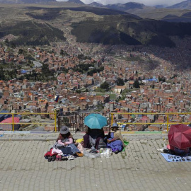Un grupo de vendedoras ofrece su mercancía desde un mirador en El Alto (Bolivia). EFE/ Rodrigo Sura