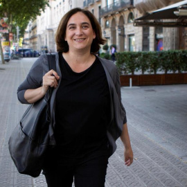 La alcaldesa de Barcelona en funciones y líder de BComú, Ada Colau, sale de un hotel del centro de Barcelona tras reunirse con el candidato de ERC a la alcaldía de Barcelona, Ernest Maragall. EFE/Quique Garcia