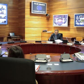 El presidente del Gobierno, Pedro Sánchez (c) preside la reunión del Consejo de Ministros en el palacio de la Moncloa este martes donde se deciden las nuevas las medidas adoptadas contra el coronavirus. EFE/Moncloa/José María Cuadrado Jiménez/Pool