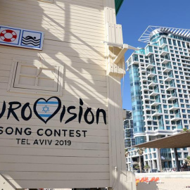 Una cabaña de salvavidas pintada con el logo del Festival de la Canción de Eurovisión en la playa de Tel Aviv (Israel). EFE/ Abir Sultan