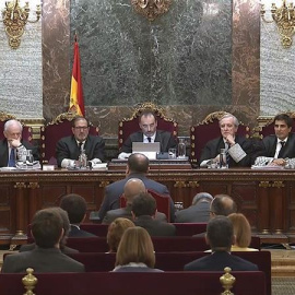 El exvicepresidente de la Generalitat Oriol Junqueras (de espaldas), durante su turno de última palabra en la jornada final del juicio del procés en el Tribunal Supremo. EFE/Tribunal Supremo