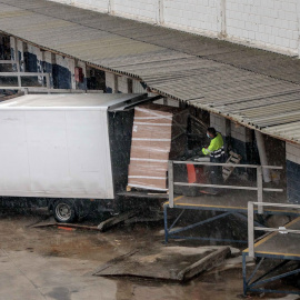  Un transportista carga su camioneta en el polígono industrial Fuente del Jarro, en Paterna (València). EFE/Biel Aliño