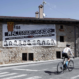 Pancarta en la localidad de Iturmendi en apoyo a los jóvenes condenados en la Audiencia Nacional tras la pelea con dos guardias civiles en Altsasu (Navarra). EFE/Jesus Diges