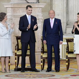 La reina Sofía, Felipe VI, Juan Carlos I, la reina Letizia, en la ceremonica de abdicación, en el Palacio Real, el 19 de junio de 2014. E.P.