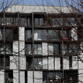  Vecinos de un edificio de viviendas en Bilbao aprovechan el buen tiempo durante el confinamiento. EFE/Luis Tejido.