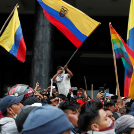 Manifestantes contra los recortes acordados por el presidente de Ecuador, Lenin Moreno, en las calles de la capital, Quito. REUTERS/Carlos Garcia Rawlins