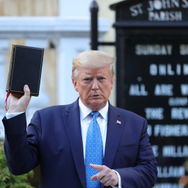 El presidente de EEUU, Donald Trump, sostiene una Biblia durante visita a la Iglesia Episcopal de San Juan, en Washington. REUTERS / Tom Brenner