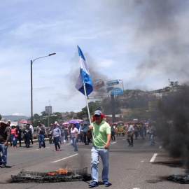 Manifestantes se enfrentan a la policía de Honduras durante una protesta exigiendo la salida del presidente, Juan Orlando Hernández, señalado por la Fiscalía de Nueva York en una presunta conspiración para usar dinero del narcotráfico con el fin de 