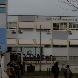 Alumnos frente a la Facultad de Filosofía y Letras de la Universidad Autónoma de Madrid, antes de su cierre por la alerta sanitaria del coronavirus. E.P./Jesús Hellín