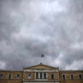 La bandera griega en lo alto del Parlamento, en la Plaza Sintagma, de Atenas. REUTERS