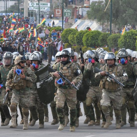 Militares y policía se enfrentan partidarios del ex presidente Evo Morales, en la localidad de Sacaba (Bolivia). EFE/ Jorge Abrego