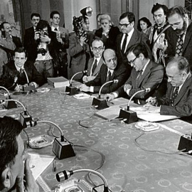 Imagen de la forma de los llamados Pactos de la Moncloa, en octubre de 1977. EFE